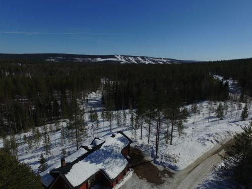 KotilaMetsorinne的雪中房屋的空中景观