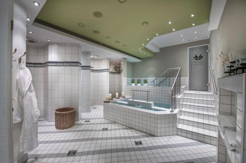 上施陶芬戴恩英格尔酒店的带浴缸和盥洗盆的大浴室