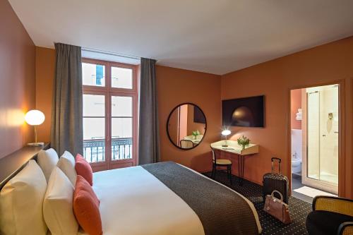 南特Mercure Nantes Centre Passage Pommeraye的酒店客房设有床和窗户。