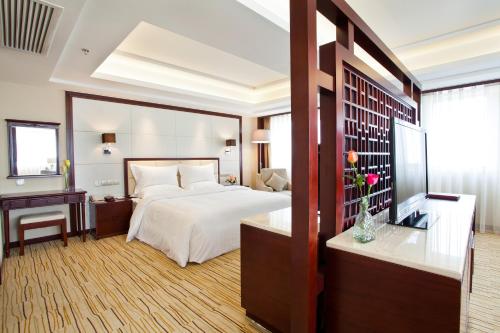 北京北京贵州大厦的配有一张床和一张书桌的酒店客房