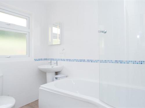 金斯布里奇Greystone的白色的浴室设有卫生间和水槽。