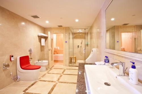 北京北京贵州大厦的浴室配有盥洗盆、卫生间和浴缸。