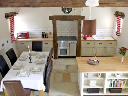 利克Honeystone的厨房配有白色的桌椅和桌子,厨房配有