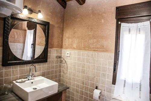 坎塔洛哈斯Apartamentos Rurales El Casarejo的一间带水槽和镜子的浴室