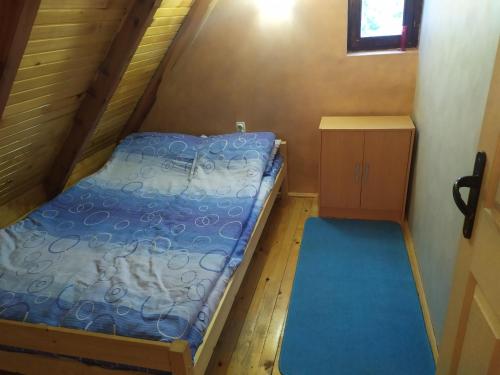 米特洛瓦克Vila Balerina的一间小卧室,配有一张床和一个小橱柜