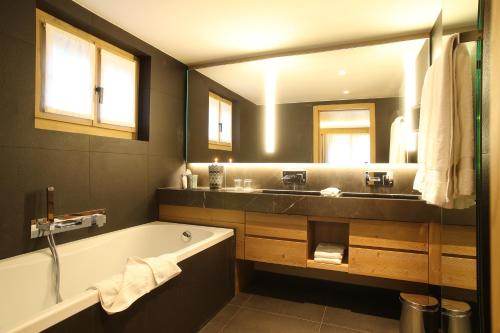 Hôtel de Rougemont & Spa的一间浴室