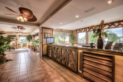 迈尔斯堡海滩情人岛度假酒店的大型大堂设有木镶板酒吧