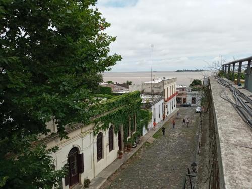 科洛尼亚-德尔萨克拉门托Hermosa casa en el corazón del barrio histórico的小镇上一条海景街道