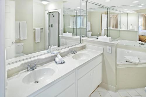 威廉斯堡钻石度假村绿色春天度假酒店的白色的浴室设有两个盥洗盆和大镜子