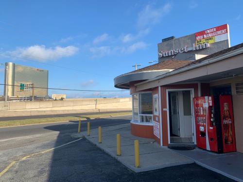 大西洋城日落汽车宾馆的一个空加油站,停车场有两台可乐机