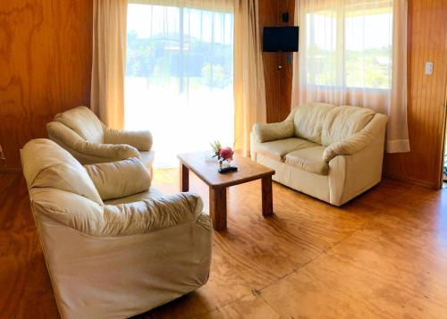 安加罗阿Rangi Moana的客厅配有两把椅子和一张茶几