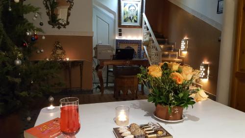 马拉喀什里亚德乔恩波尔摩洛哥传统庭院住宅的一间设有一张桌子的房间,配有圣诞树和蜡烛
