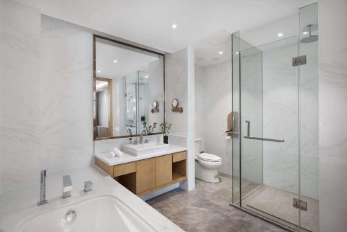 恩施恩施鼎途华美达广场酒店的带浴缸、盥洗盆和卫生间的浴室