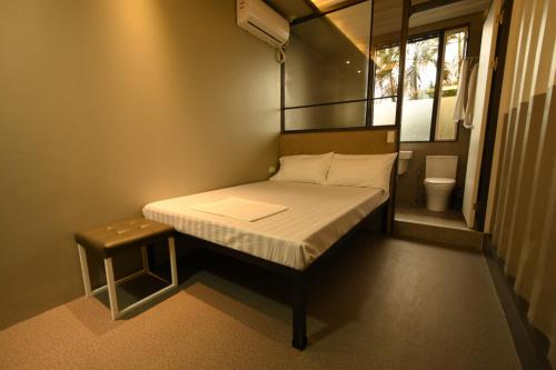 安吉利斯Hotel Snow Angeles的一间小卧室,配有一张床和一个卫生间
