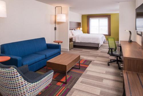 谢拉维斯塔谢拉维斯塔快捷假日酒店的酒店客房配有蓝色的沙发和床。