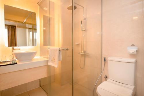 吉隆坡Royce Hotel Kuala Lumpur Sentral的带淋浴、卫生间和盥洗盆的浴室
