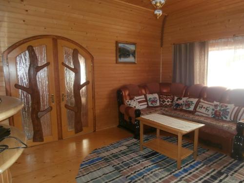艾兹基Karpatskiy Domyk的客厅配有沙发和桌子