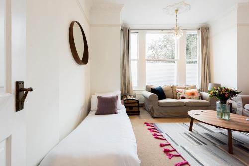 Heart of Ealing Apartment with Garden的休息区