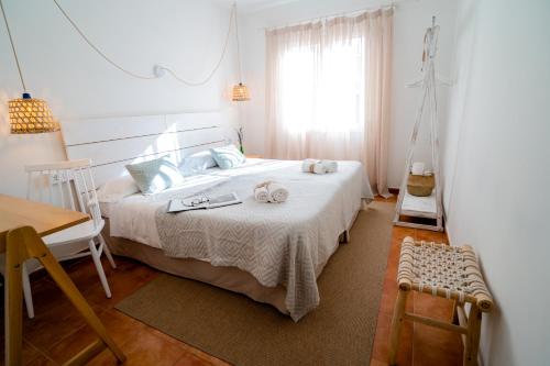 休达德亚Hostal Sa Posada Set Cales的一间卧室配有一张床,上面有两条毛巾