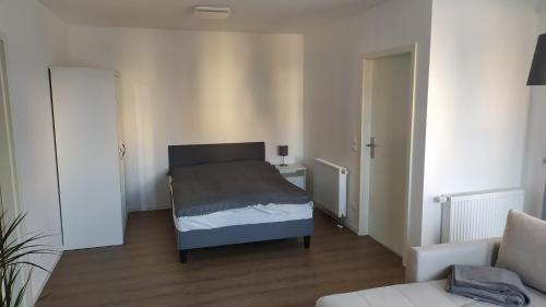 Adorf4* Ferienwohnung Neukirchen im Erzgebirge的一间带床和沙发的小卧室