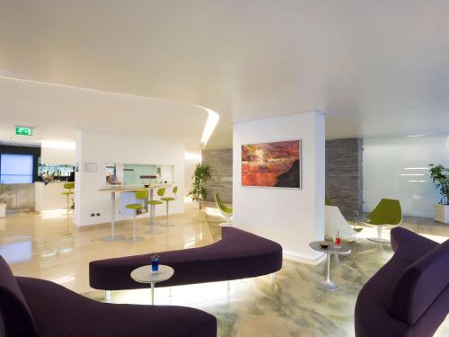 巴勒莫巴勒莫中心美居酒店的客厅配有椅子、沙发和桌子