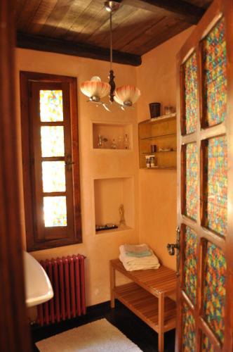 卡萨诺德莱穆尔杰Villa Parco Alta Murgia的一间带桌子、窗户和窗户的浴室