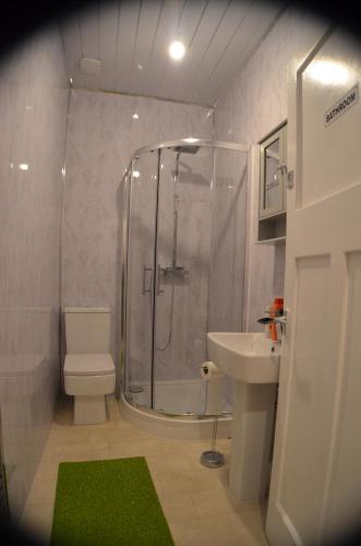 曼彻斯特Gorton Mount Hotel Manchester的带淋浴、卫生间和盥洗盆的浴室