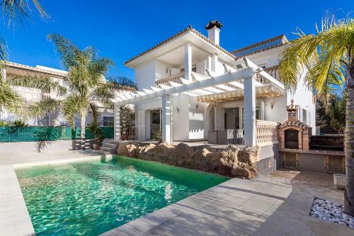 马略卡岛帕尔马Villa Sol Felostal的一座房子前面设有游泳池