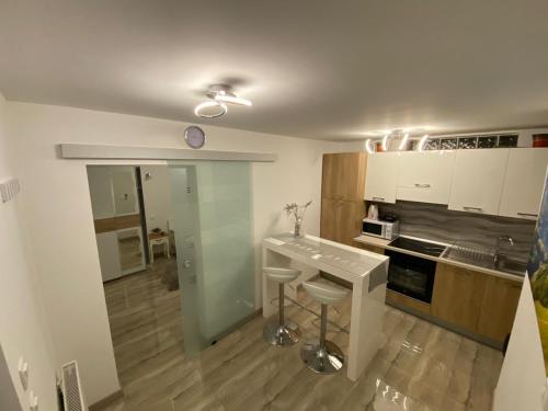 萨格勒布Apartman Bilivano的厨房配有水槽和柜台