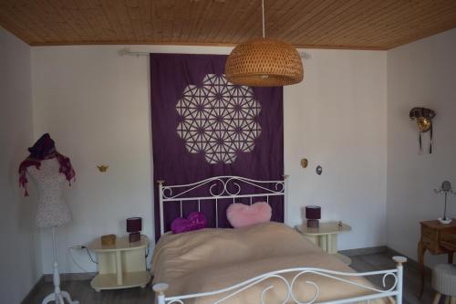 NatzwillerBLEU Seize的一间卧室配有一张床和紫色窗帘