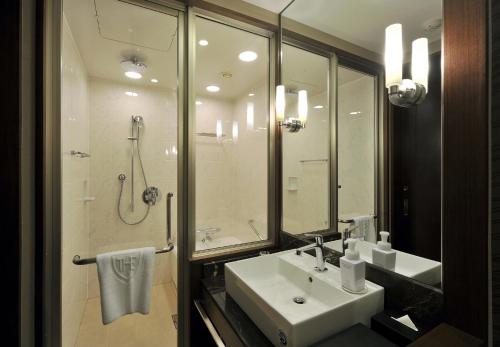 福冈福冈皇家花园酒店的一间带水槽和淋浴的浴室