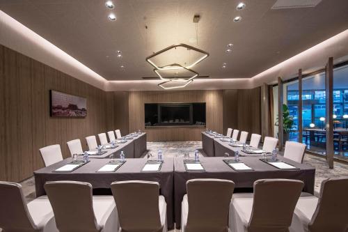 北京北京遨途机场酒店的一间会议室,配有长桌子和椅子