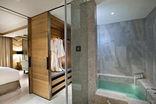 Wenquan知本老爷酒店的带淋浴和浴缸的浴室
