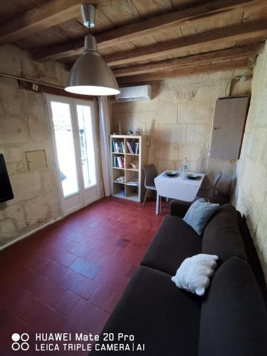 丰维耶Charmante maison en Provence的客厅配有沙发和桌子