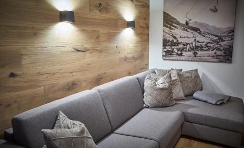 萨尔巴赫Appartements Der Fuchsbau的带沙发和木墙的客厅