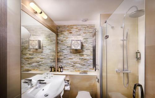 迪马诺卡多林纳亚斯纳大酒店的一间带水槽和淋浴的浴室