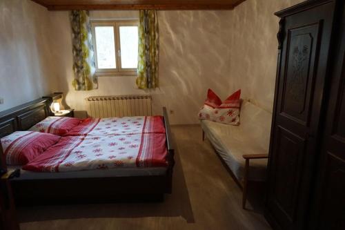 圣科罗曼Ferienwohnung im Haus Maria的一间卧室设有一张床和一个窗口