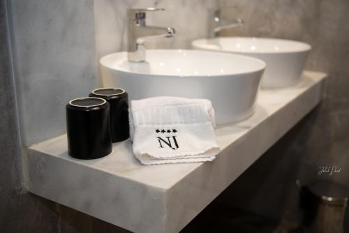 拉巴特NJ Hotel Rabat的浴室配有水槽和2条毛巾。