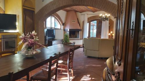蒙特里久尼La Limonaia Country House的一间带大木桌的厨房和一间餐厅