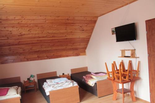 LubomierzAgroturystyka na szlaku的客房设有两张床和一台平面电视。