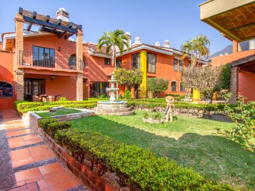 阿吉吉克Hotel Villas Ajijic, Ajijic Chapala Jalisco的享有花园房屋外部景致