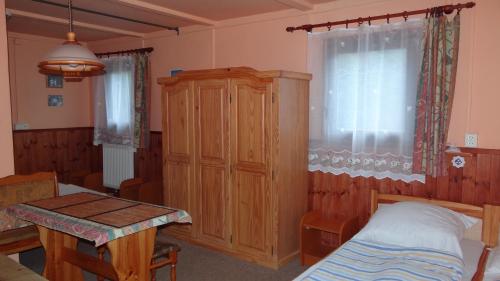 特利斯图德内osada yukon的一间卧室配有一张床、一个橱柜和一张桌子