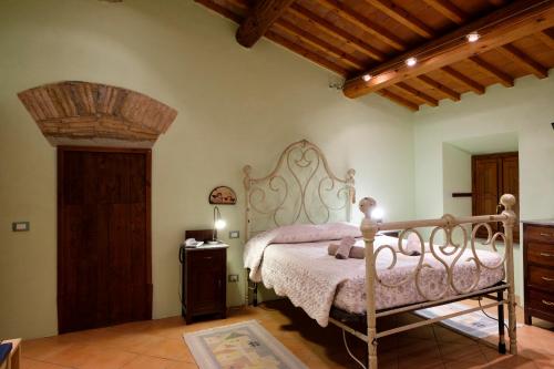 莫利诺德尔皮亚诺腾塔戴凯瑞酒店的一间卧室设有一张床和木制天花板