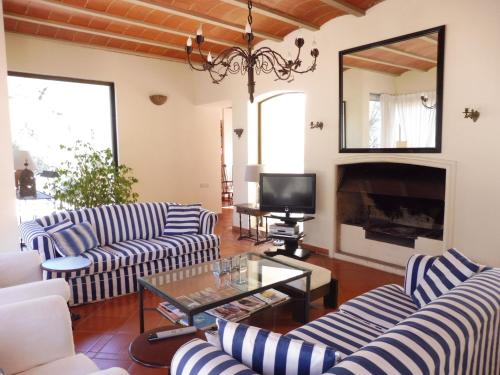 圣米克尔德巴兰Belvilla by OYO Casa Lourdes的客厅配有蓝白条纹沙发和电视