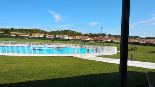 MilagroLa Casa del Hilario的游泳池的景色,里面的人