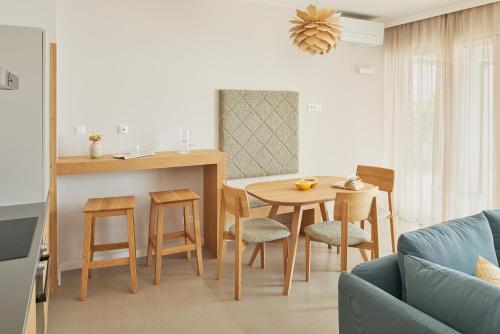 斯普利特Eol Apartments Split的厨房以及带桌椅的起居室。