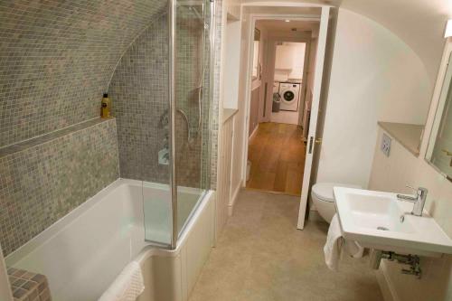 巴斯Bath Garden Apartment的带淋浴和盥洗盆的浴室