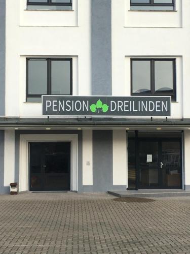 汉诺威Pension Dreilinden Hannover GmbH的前面有标志的建筑