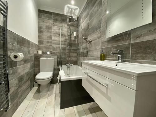滨海绍森德卡梅利娅酒店的浴室配有盥洗盆、卫生间和浴缸。
