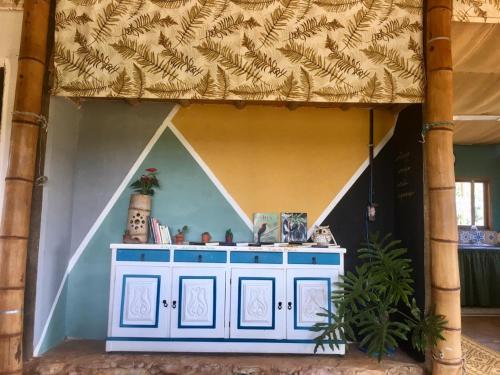 戈亚斯州上帕莱索Vila da Mata - Bambu House的天花板房间的蓝色橱柜